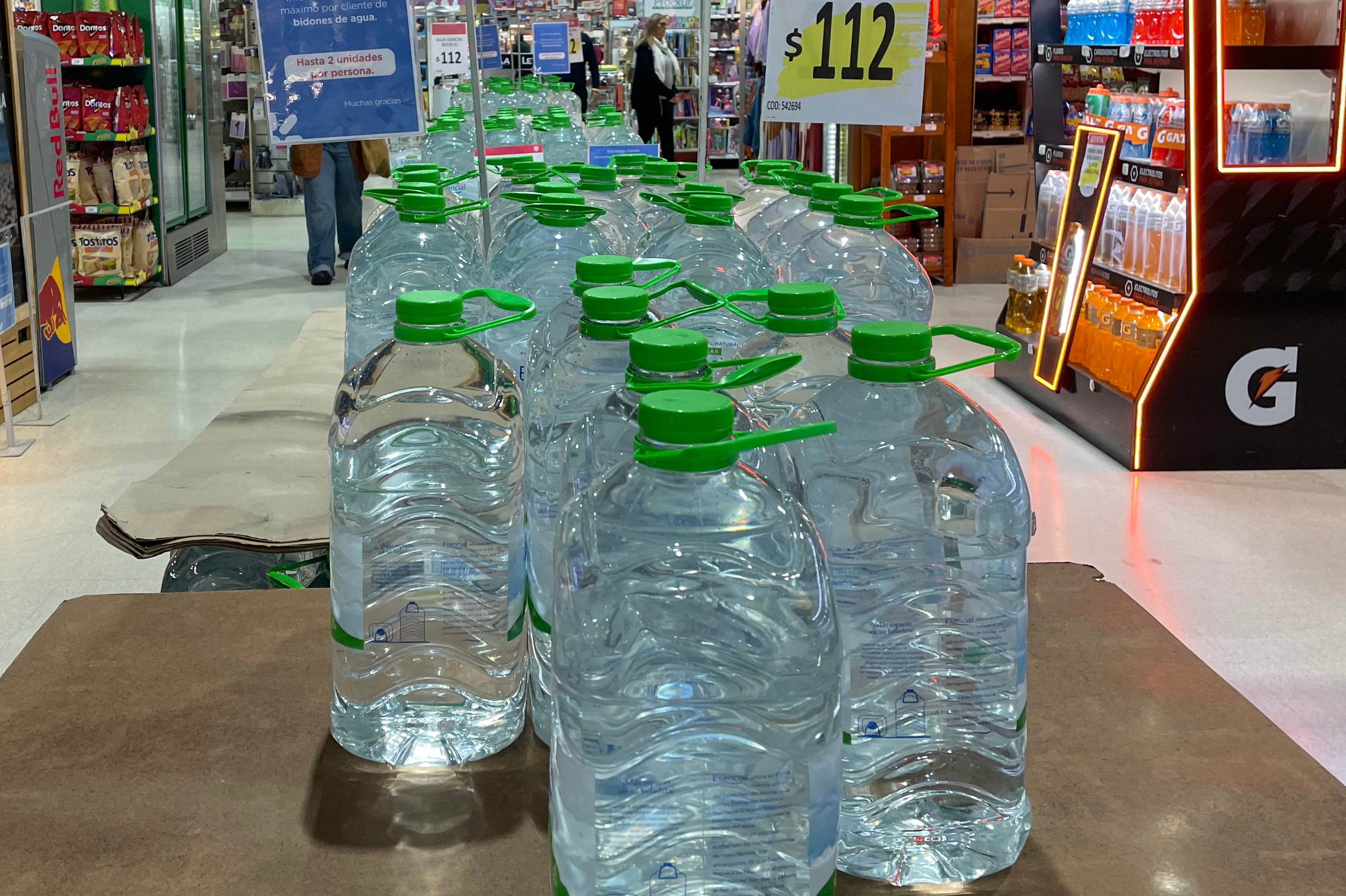 Cártel en el mercado de agua embotellada en Puerto Maldonado Foto: archivo AFP/ Joanna MARCOS