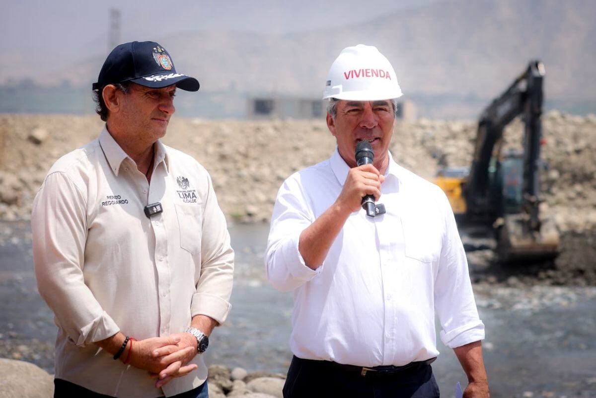 El ministro Mauricio Arnillas y el alcalde de Lima, Renzo Reggiardo, supervisaron los trabajos preventivos en el río Chillón, en Carabayllo. Foto: Vivienda.