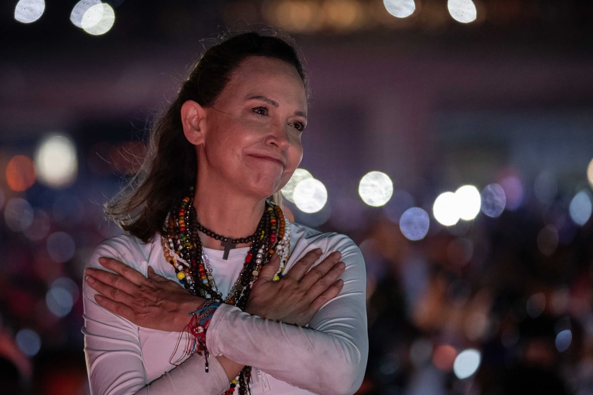 La líder opositora y premio nobel de la paz 2025, María Corina Machado, saluda a simpatizantes este domingo, en Caracas (Venezuela). Foto: EFE/ Ronald Peña R