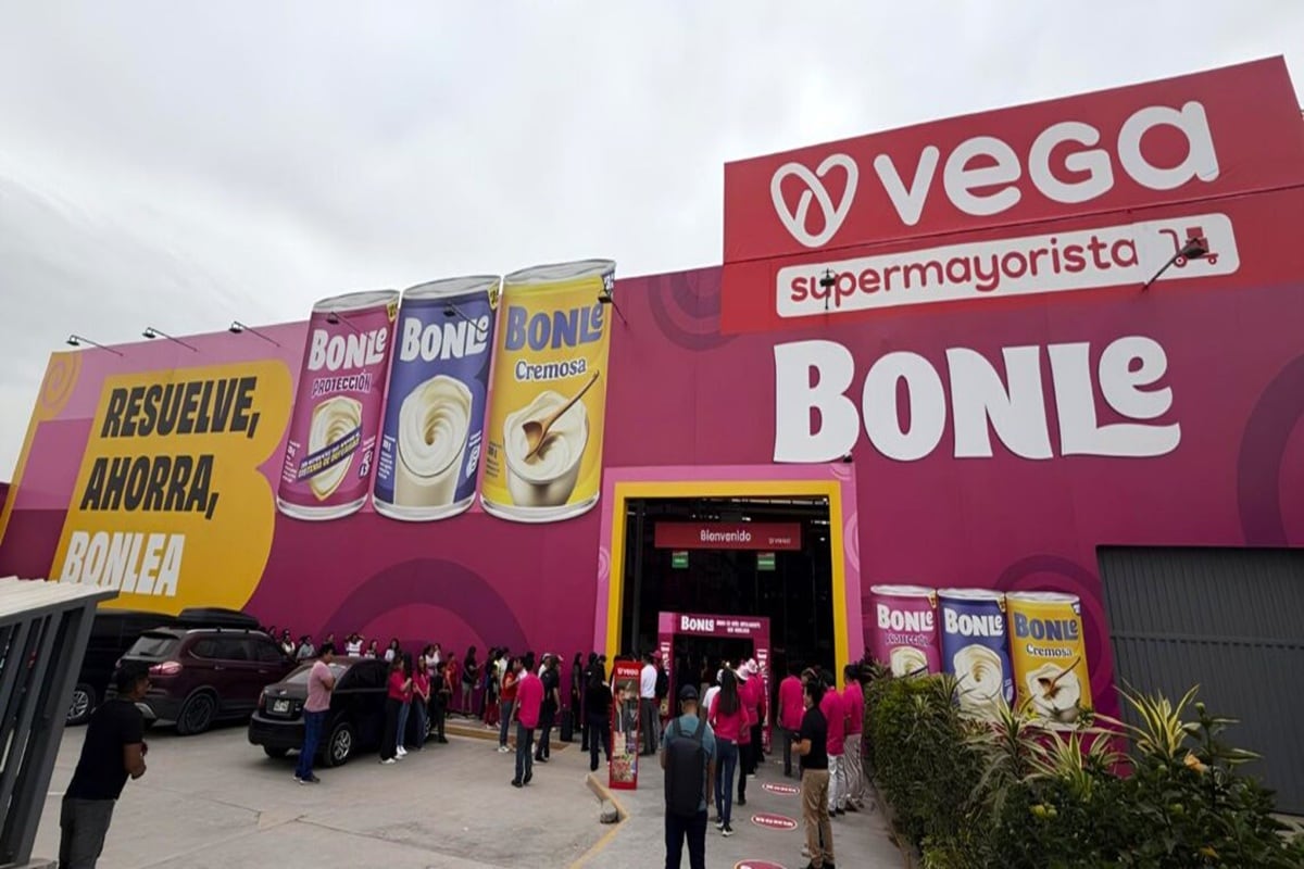 La alianza refleja cómo las marcas de consumo masivo buscan mayor control del punto de venta y del recorrido del comprador. (Foto: Tiendas Vega/ Instagram)