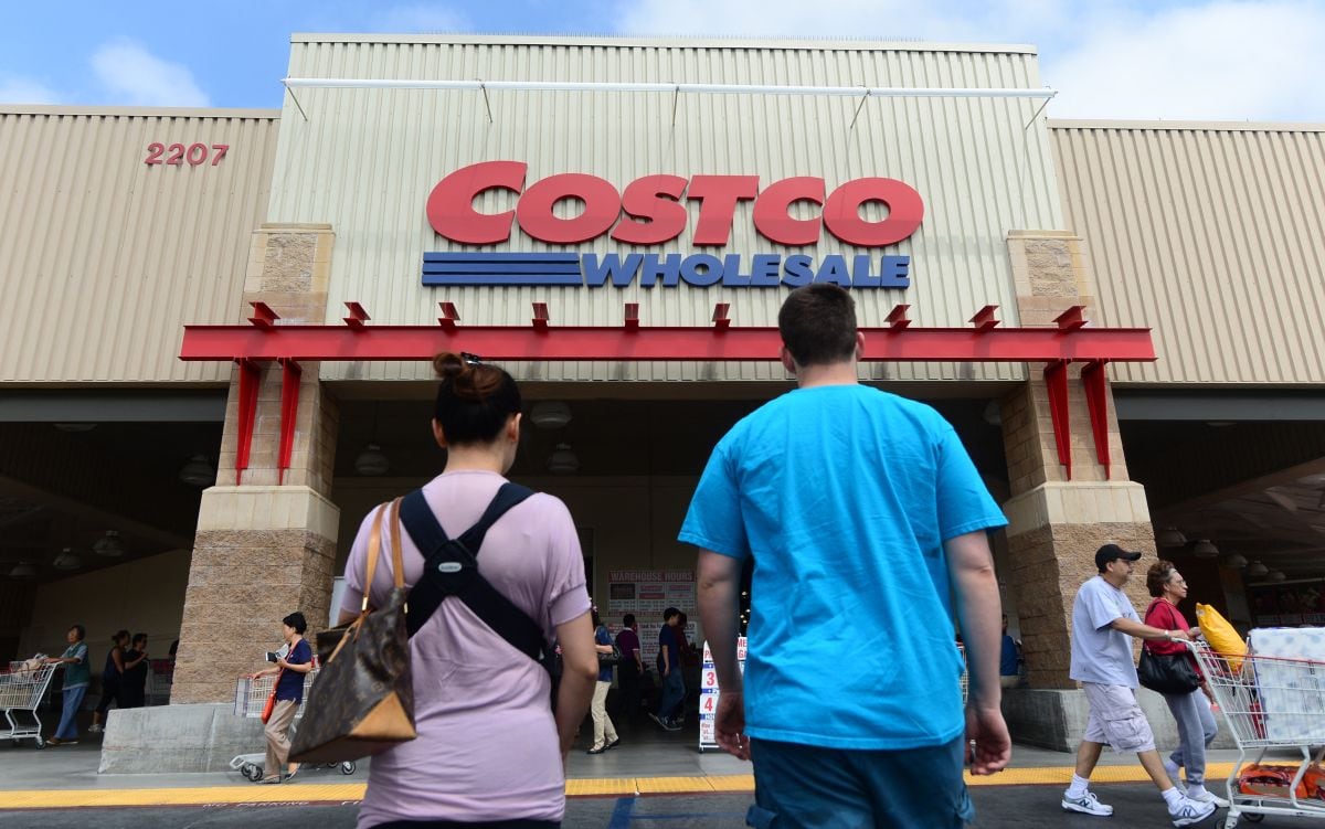 Una pareja se dirige a la entrada de una tienda Costco en Alhambra, California, el 2 de junio de 2013 (Foto: Frederic J. Brown / AFP)