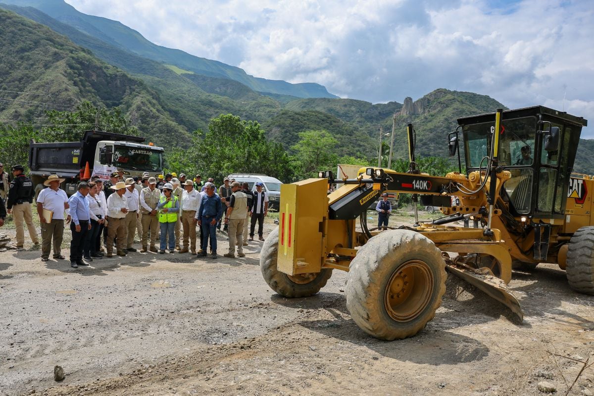Presidente José María Balcázar, supervisó el inicio del asfaltado de la carretera que conectará a Chiple con Cutervo. Foto: Presidencia.