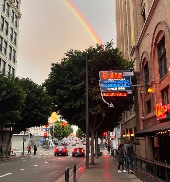 El local había pospuesto su cierre en varias ocasiones debido al apoyo de clientes, pero finalmente la situación financiera se volvió insostenible. (Foto: @colesfrenchdip / Instagram)