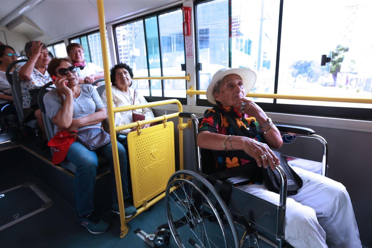 Comisión de la Mujer y Familia aprobó dictamen para que adultos mayores paguen medio pasaje en el transporte urbano.