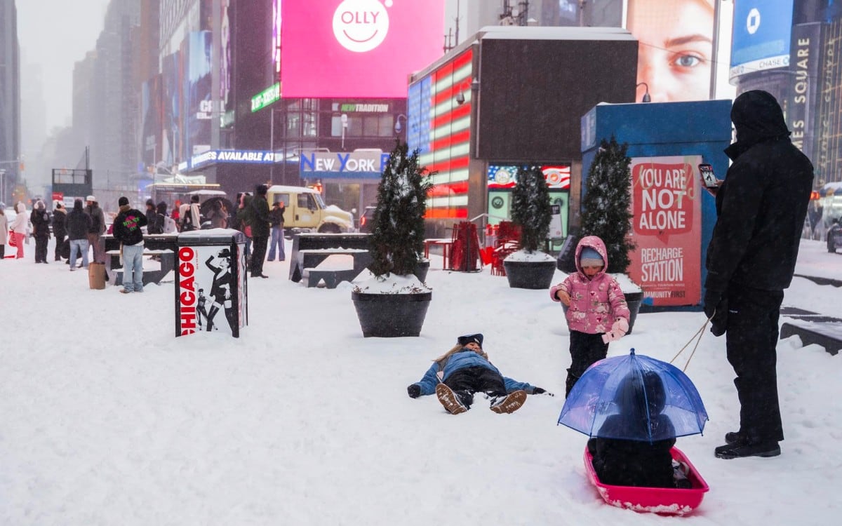 El impacto ya se siente en la ciudad, con sensaciones térmicas bajo cero y varias muertes asociadas a la exposición al frío. (Foto: EFE / EPA / OLGA FEDOROVA)