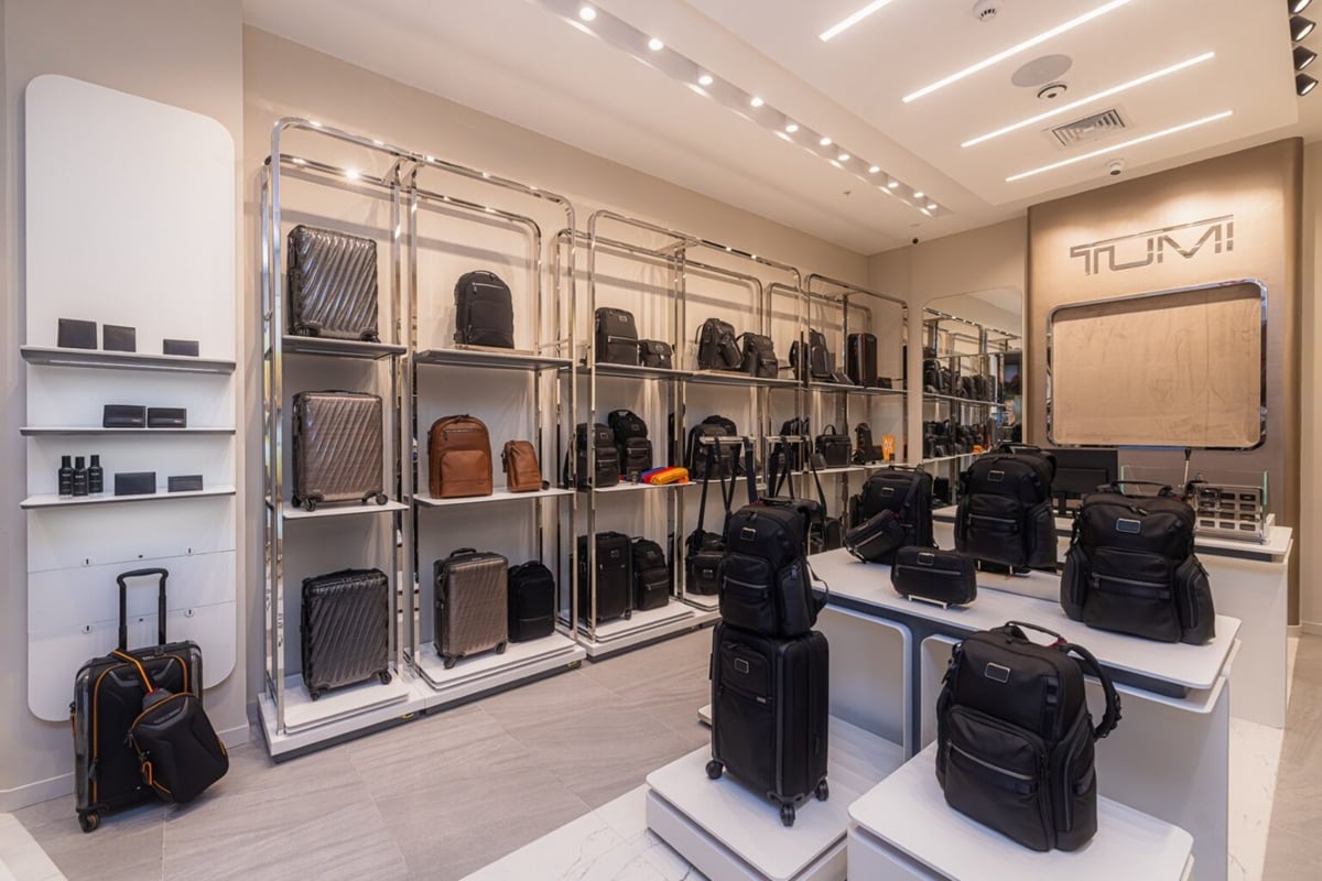 La tienda de Tumi presenta líneas emblemáticas como 19 Degree, Alpha y la colaboración TUMI | McLaren, reforzando el foco en innovación, diseño y desempeño. (Foto: Jockey Plaza/ Instagram).