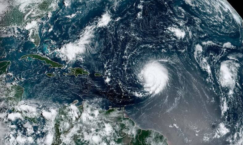 Lee se desplaza hacia el noroeste con vientos máximos sostenidos de 115 millas por hora (185 km). (Foto: NOAA)