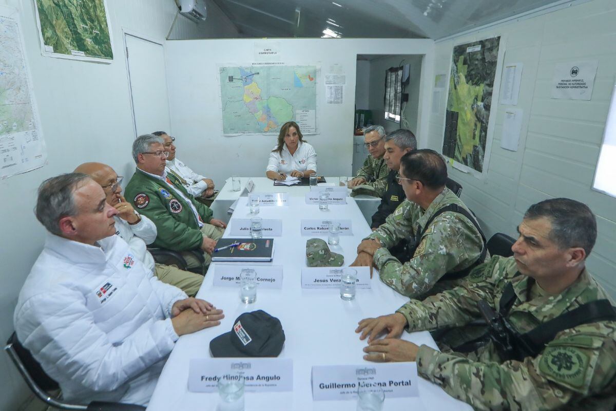 Mandataria Dina Boluarte encabezó una reunión de alto nivel con las Fuerzas Armadas y la Policía Nacional del Perú. Foto: Presidencia.