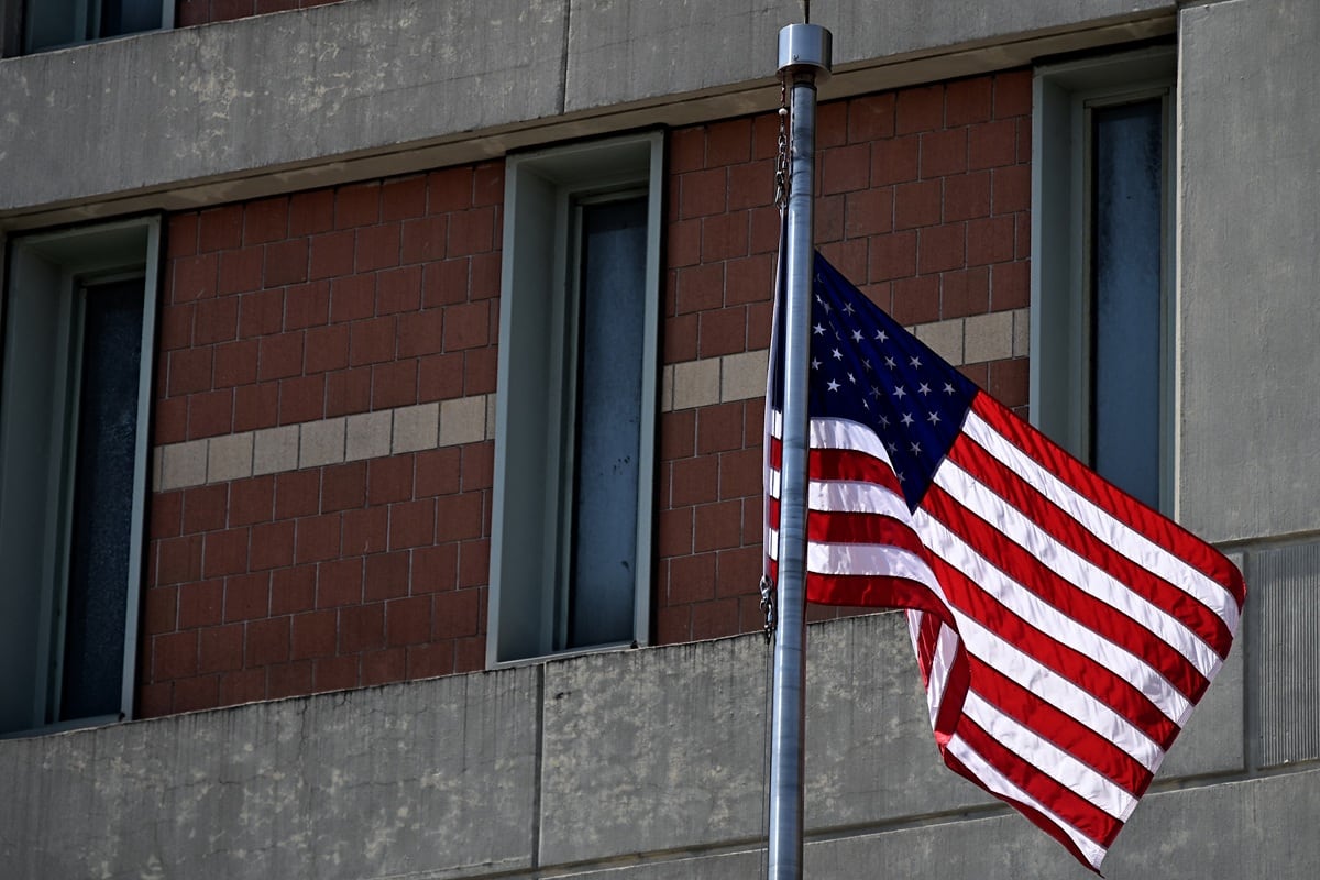 La necesidad de ingresos adicionales lleva a un número creciente de jubilados en Estados Unidos a reincorporarse al mercado laboral, según una encuesta de AARP. Foto: Johannes EISELE / AFP.