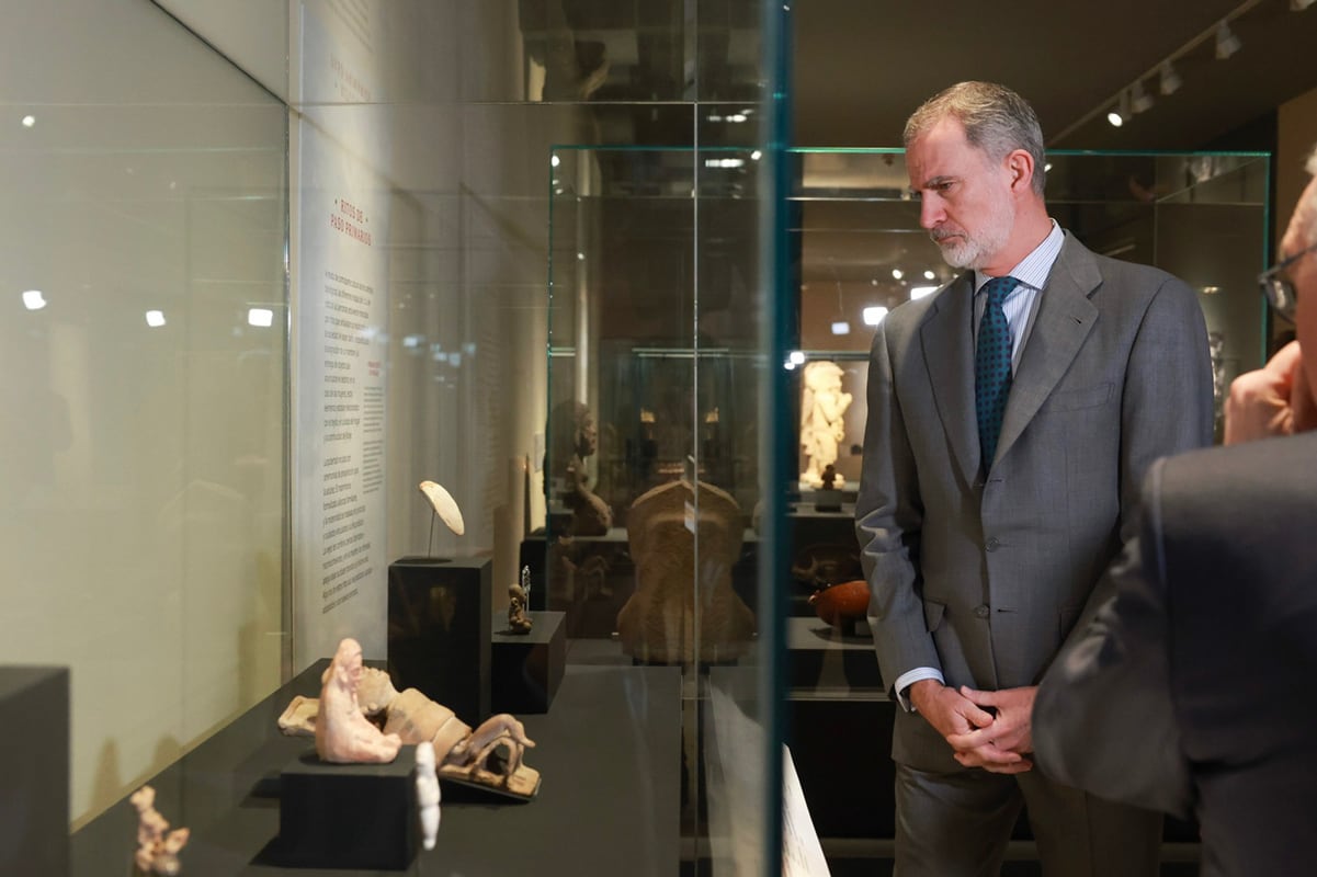 El Rey Felipe VI visita este lunes la exposición 'La mitad del mundo. La mujer en el México indígena' que se exhibe en el Museo Arqueológico Nacional (MAN), en Madrid. Felipe VI ha asegurado este lunes en Madrid que hubo "mucho abuso" en la conquista de América y ha asegurado que cuando se estudian y se conocen algunos hechos con el criterio y los valores de hoy en día, "obviamente no pueden hacernos sentirnos orgullosos", aunque ha indicado que deben conocerse en su justo contexto. EFE/ José Jiménez Casa De S.M. El Rey