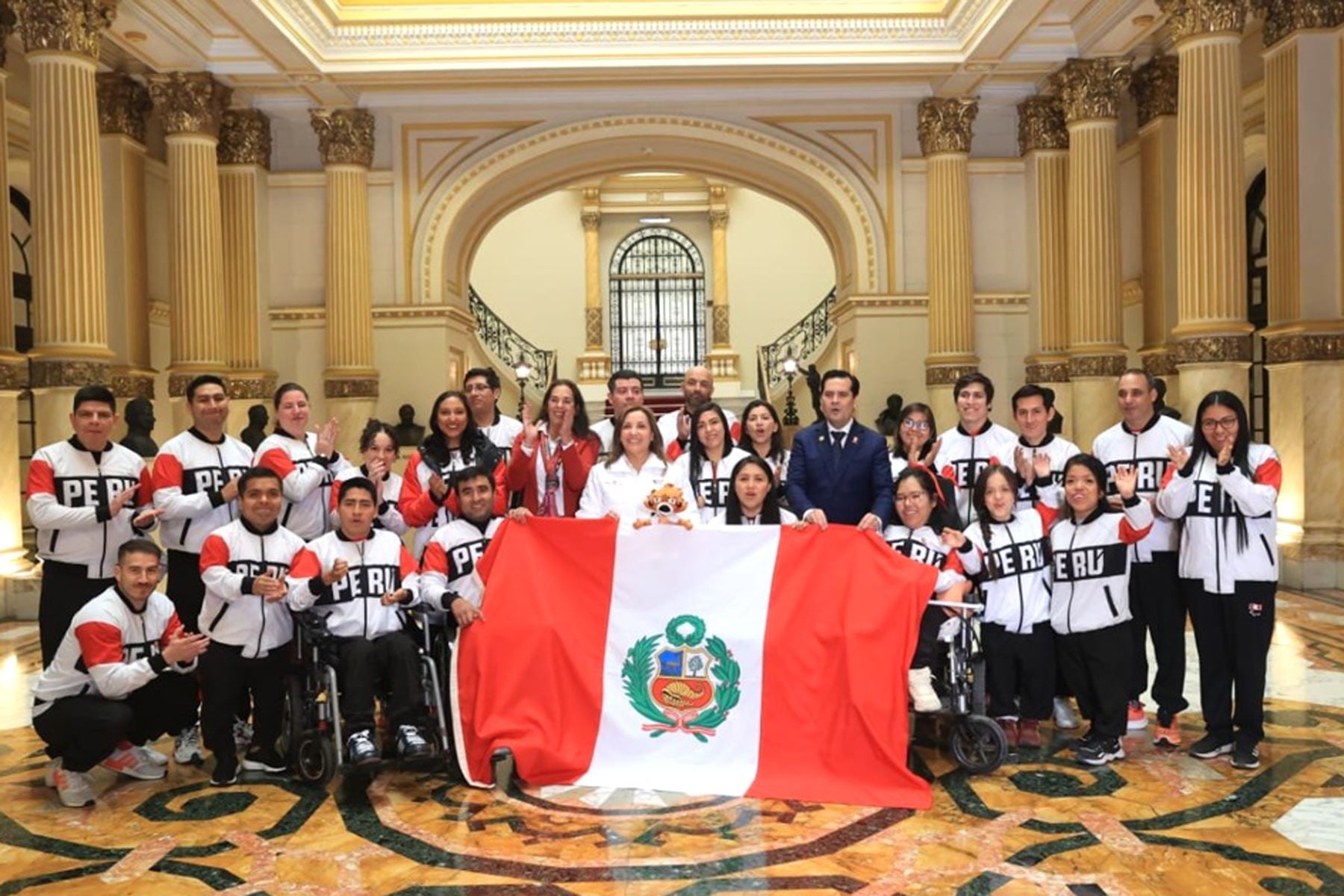 La mandataria entregó la bandera peruana a los deportistas Jorge Arcela y Pilar Jáuregui, los abanderados que presidirán la delegación peruana en París 2024. Foto: Presidencia.