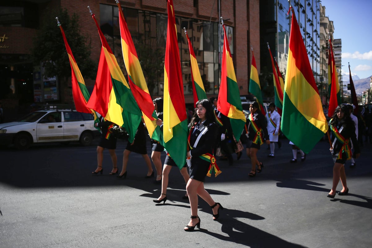 AME7858. LA PAZ (BOLIVIA), 05/08/2025.- Estudiantes participan en un desfile conmemorativo por los 200 años de la independencia de Bolivia este martes, en La Paz (Bolivia). EFE/ Luis Gandarillas