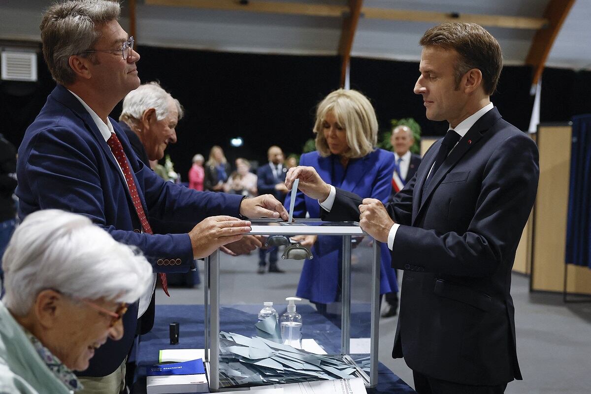 El presidente de Francia, Emmanuel Macron, emite su voto para votar en la segunda vuelta de las elecciones legislativas de Francia en un colegio electoral en Le Touquet, el 7 de julio de 2024. (Foto de MOHAMMED BADRA / POOL / AFP)
