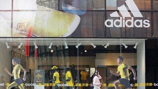 Adidas aumentará gasto en marketing y prevé baja en márgenes