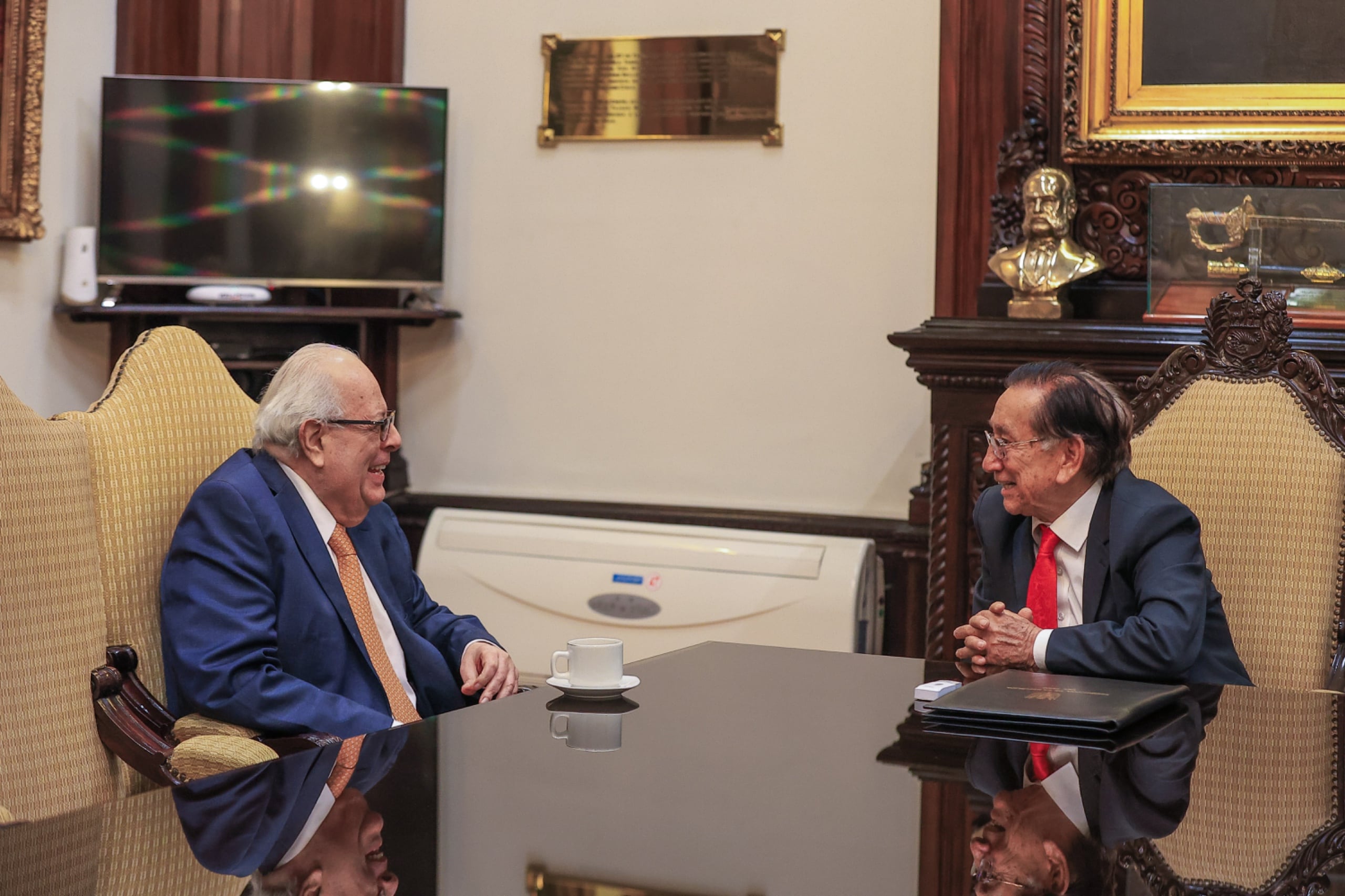 Presidente José María Balcázar junto el titular del BCR, Julio Velarde. (Foto: Presidencia Perú)