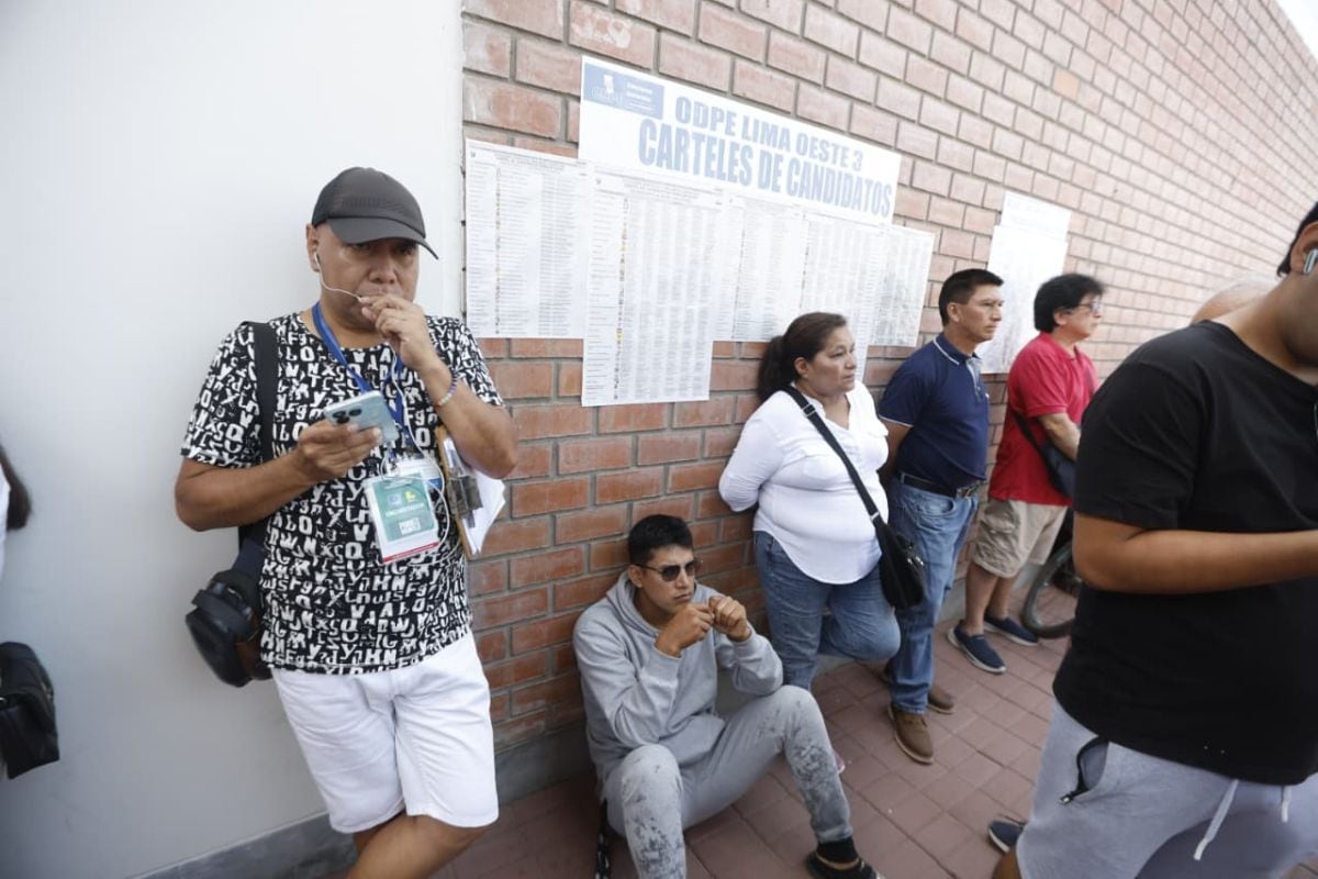 En el colegio Champagnat, en el distrito de Surco, no se han abierto las mesas por falta de material electoral. Fotos: Mario Zapata N. / @photo.gec