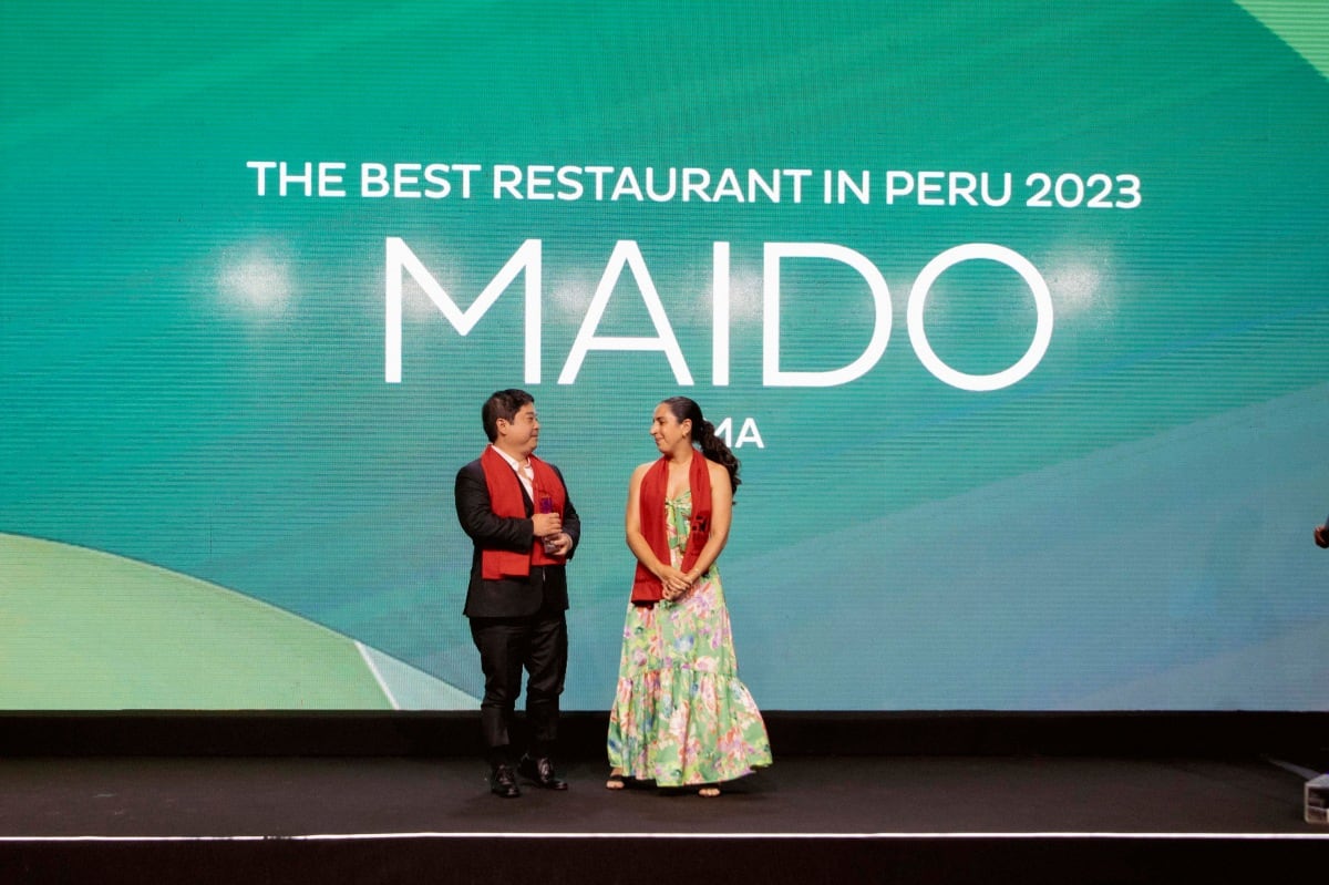 Mitsuharu Tsumura y Florencia Rey, de Maido, celebran sus premios en Latin America's 50 Best Restaurants.
