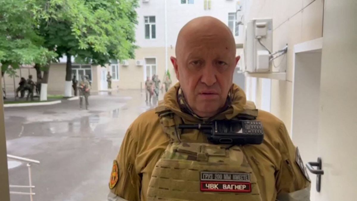 Yevgeny Prigozhin hablando dentro de la sede de la Distrito militar del sur de Rusia en la ciudad de Rostov-on-Don. (Foto de Folleto / TELEGRAM/ @concordgroup_official / AFP)