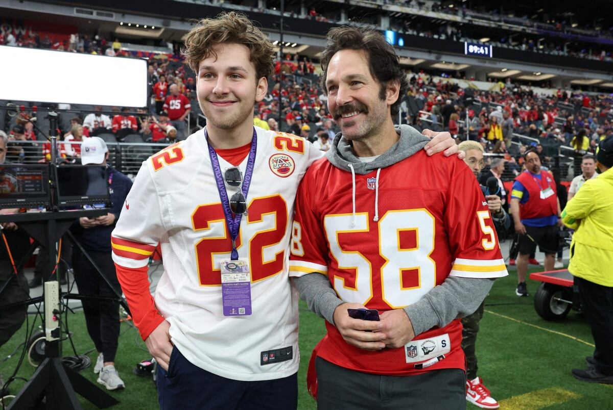 El actor Paul Rudd vio el Super Bowl con la compañía de su hijo (Foto: AFP)