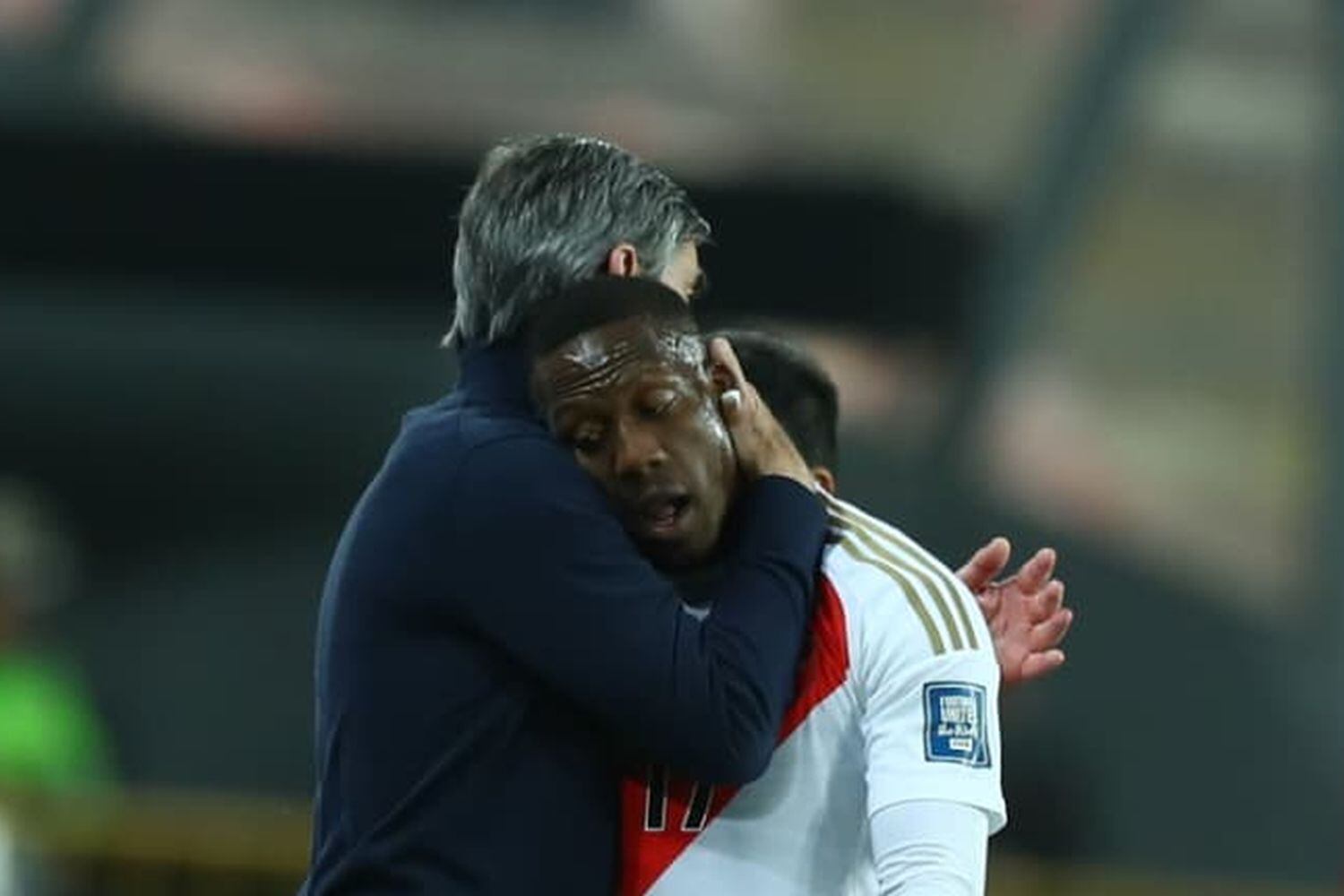 Cuatro jugadores de la selección peruana tienen 35 años, entre ellos Luis Advíncula, quien ayer recibió pifias de los hinchas al momento de ser cambiado por Sonne. (Foto: GEC)