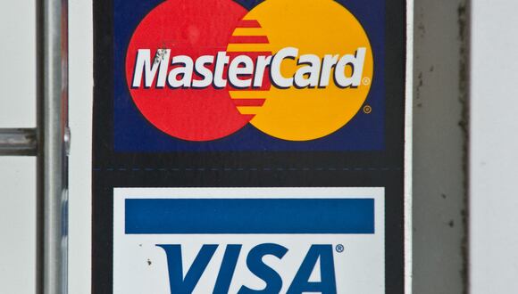 Visa y Mastercard deberán devolver una cantidad impresionante de dinero a aquellos clientes que se han perjudicado con cobros excesivos desde 2007 (Foto: AFP)