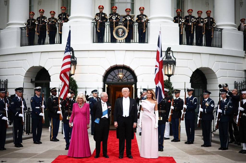 El presidente estadounidense Donald Trump y la primera dama Melania Trump posan con el rey Carlos III y la reina Camila de Gran Bretaña a su llegada a la cena de Estado en el Salón Este de la Casa Blanca en Washington, D.C., el 28 de abril de 2026. (Foto de HENRY NICHOLLS / AFP)