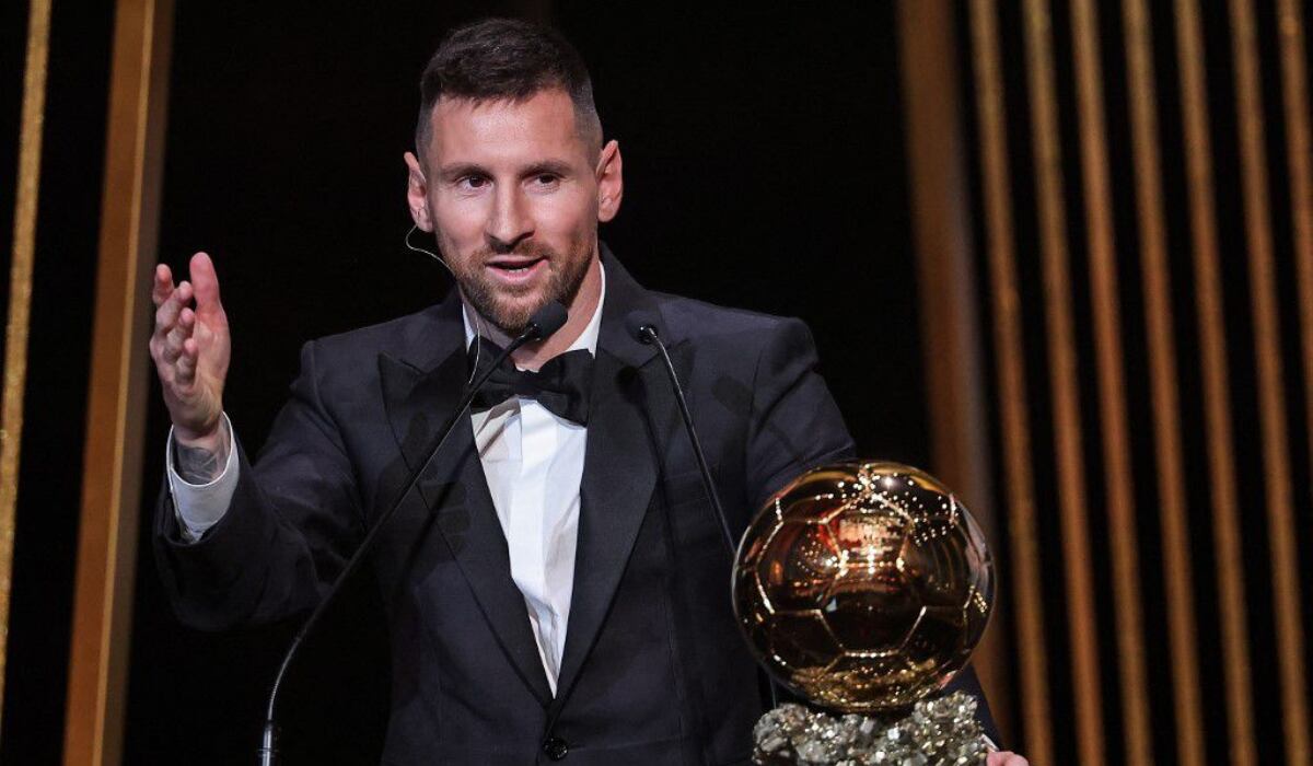 El astro argentino superó al francés Kylian Mbappé y al noruego Erling Haaland, este lunes en una ceremonia que tuvo lugar en París. (Foto: Difusión)