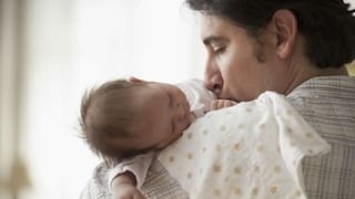 Licencia por paternidad: días podría duplicarse, la propuesta que “vuelve” al Congreso
