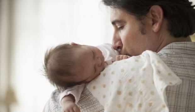 Licencia por paternidad: días podría duplicarse. (Foto: Getty)