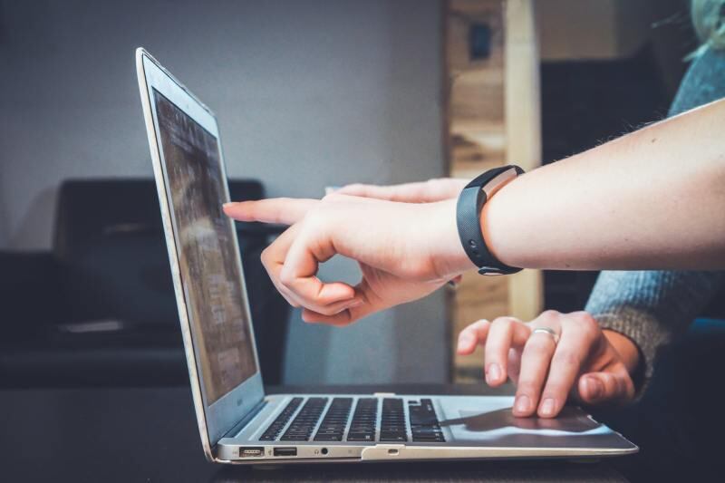 Que el consumidor haya firmado un contrato o marcado “acepto los términos y condiciones” no impide que posteriormente una cláusula pueda ser cuestionada. (Foto: Unsplash)