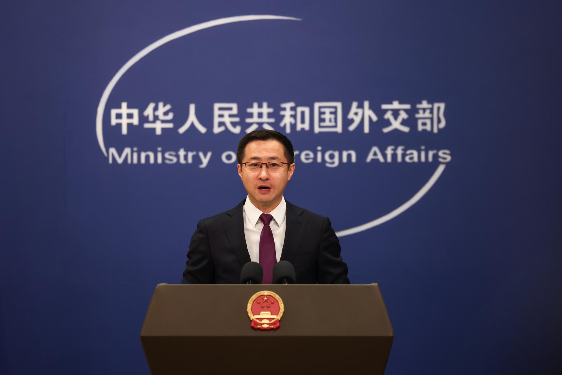 El portavoz del Ministerio de Asuntos Exteriores de China, Lin Jian, habla durante una conferencia de prensa el 5 de enero de 2026. (EFE/EPA/WU HAO).