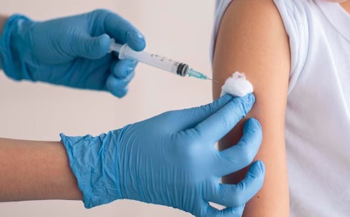 La vacuna bivalente, que contiene la cepa original del SARS-CoV-2 y los linajes BA.4 y BA.5 de la variante ómicron, es más efectiva y segura para proteger contra las nuevas variantes del COVID-19, indicó el Minsa. | Foto: Difusión / Moderna