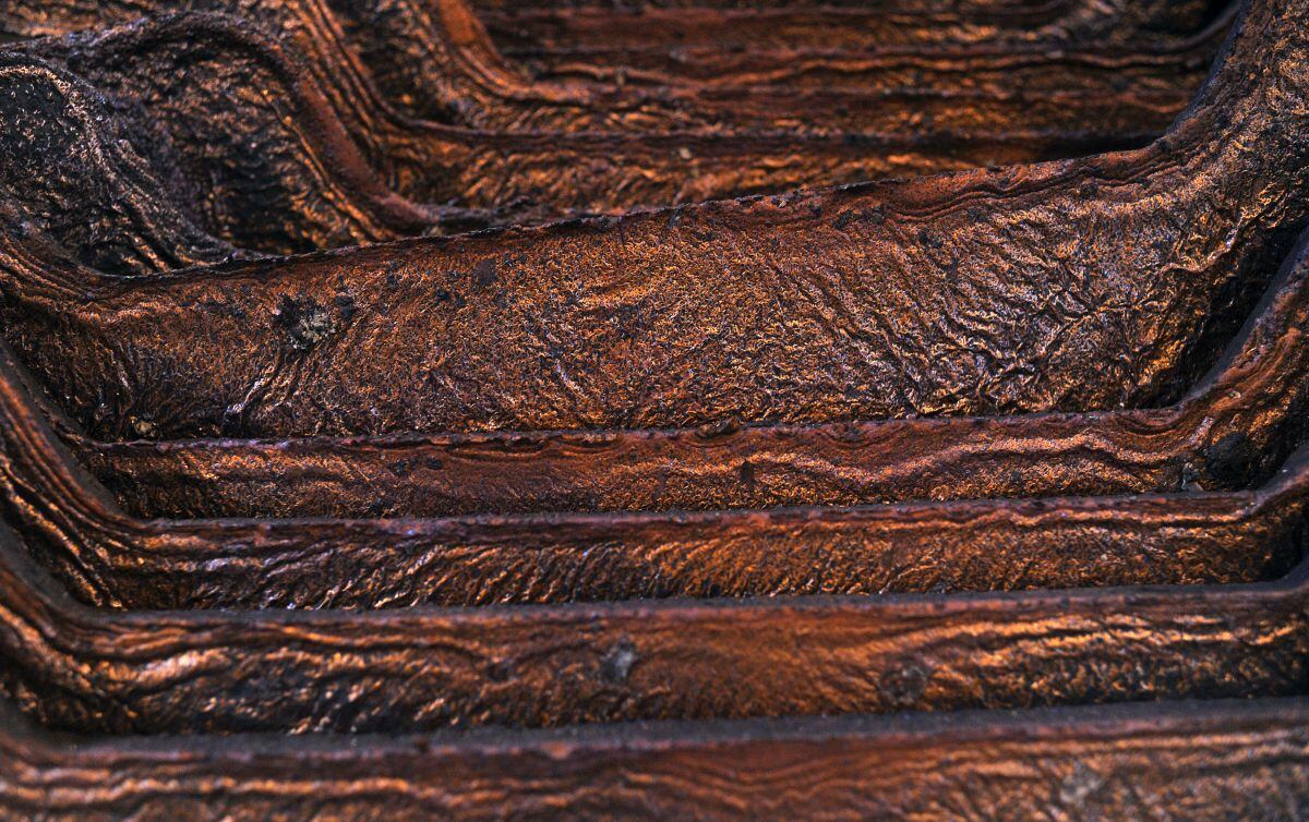 Láminas de cátodos de cobre apiladas en la planta de fundición y minería de cobre de RTB Bor Group en Bor, Serbia. Fotógrafo: Oliver Bunic/Bloomberg