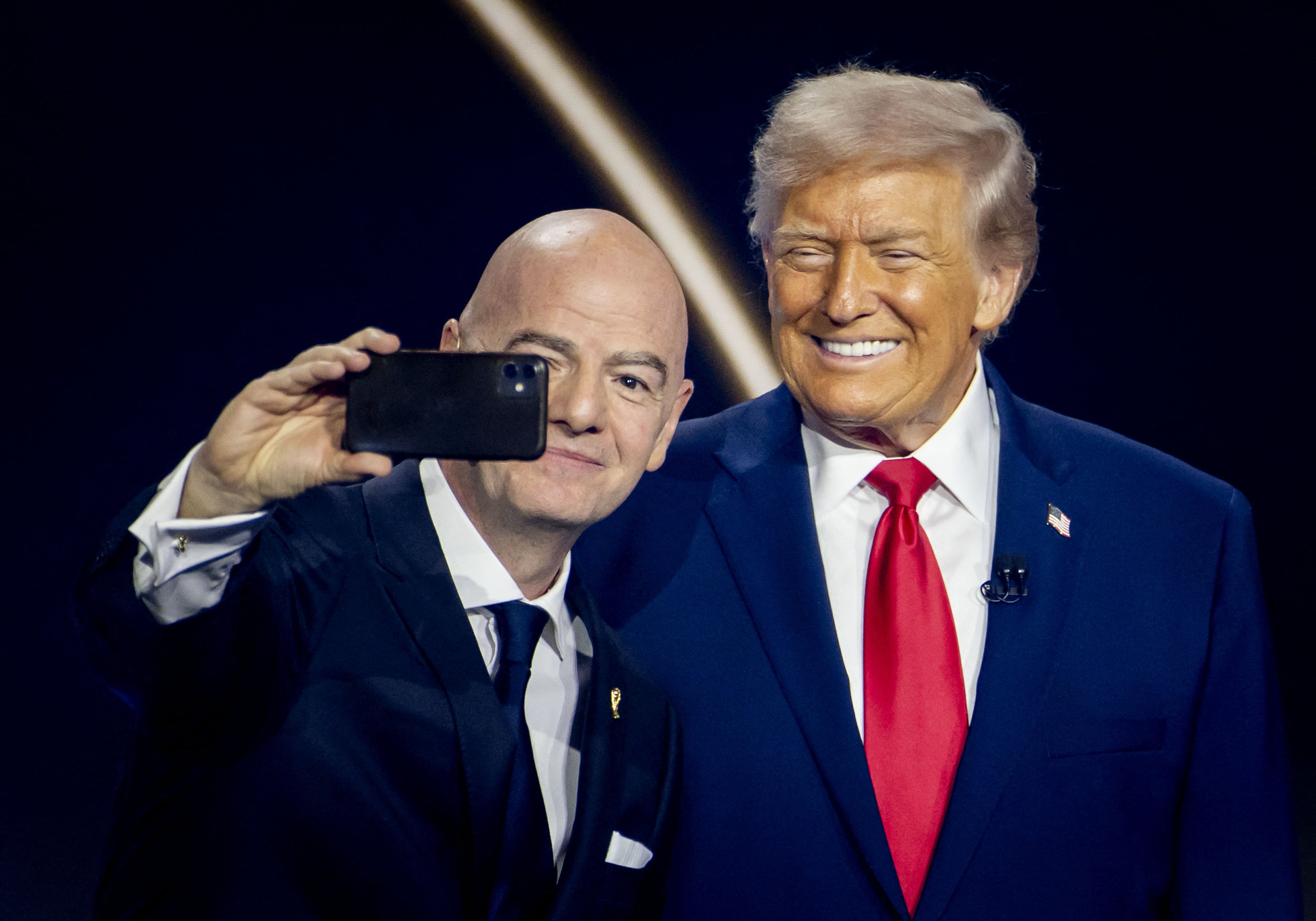 El presidente de la FIFA, Gianni Infantino, se toma una selfie con el presidente Donald Trump durante el sorteo del Mundial de 2026 en Estados Unidos. (Foto de Koen van Weel / ANP MAG / ANP vía AFP).