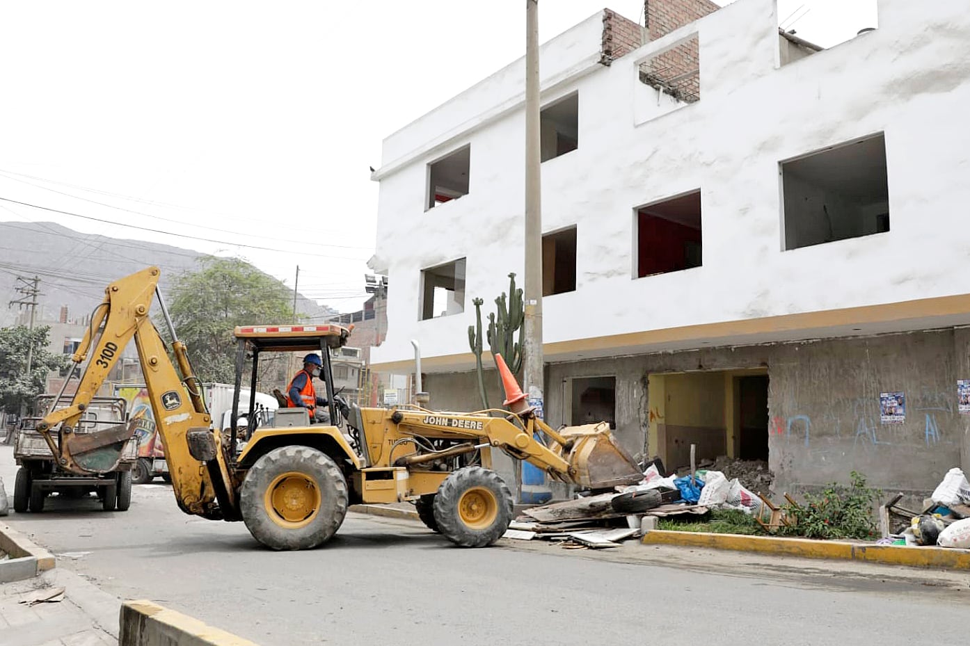 Parte de las labores que ha iniciado ProInversión y que durarán todo marzo en las zonas del proyecto Anillo Vial Periférico. Foto: ProInversión.
