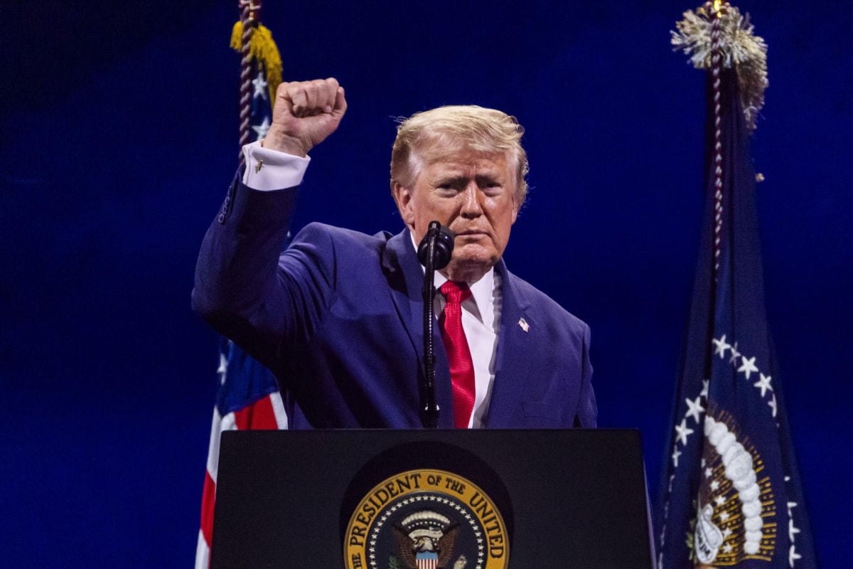 La firma de Trump entra al billete de 100 (Foto: EFE/JIM LO SCALZO / POOL)