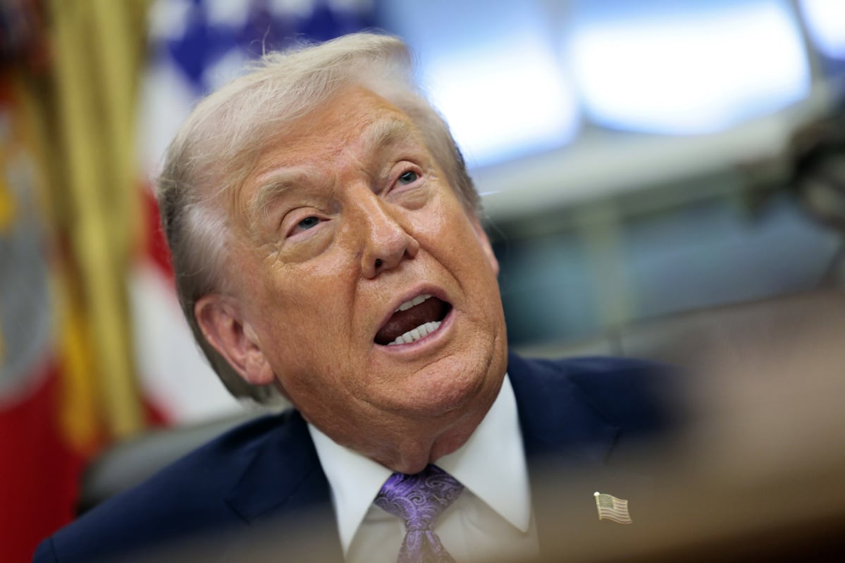 El presidente de Estados Unidos, Donald Trump, habla durante una ceremonia en la Oficina Oval de la Casa Blanca en Washington, DC, EE.UU., el 11 de diciembre de 2025. (EFE/EPA/SHAWN)