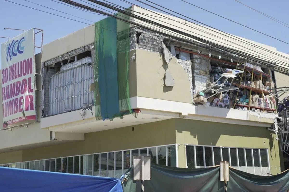Equipos de emergencia trabajan entre los escombros en Mindanao tras el terremoto de magnitud 7.8 que dejó decenas de fallecidos, heridos y miles de afectados. Foto: EFE.