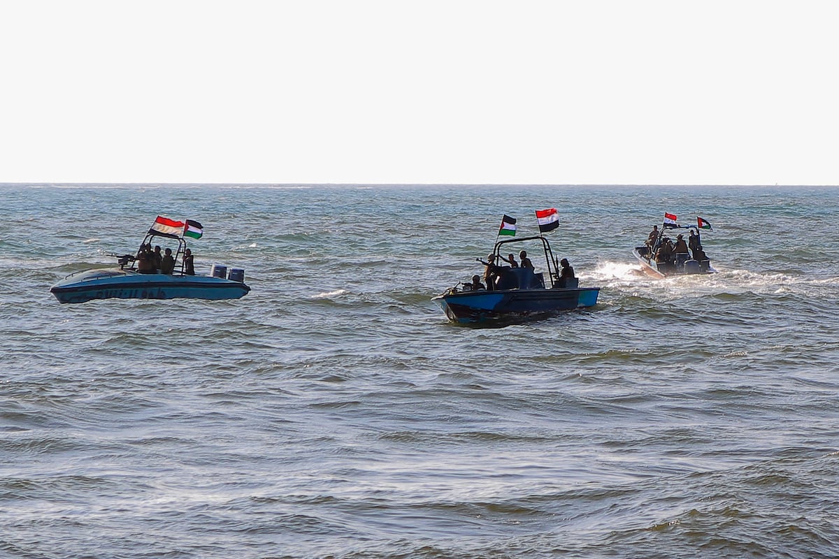 Miembros de la Guardia Costera Yemení afiliados a los hutíes patrullan el Mar Rojo cerca de la ciudad portuaria de Hodeida. (Foto de AFP)