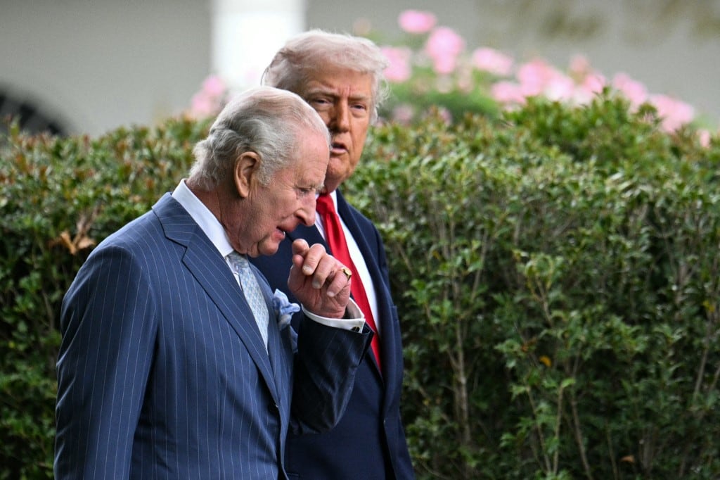 El presidente estadounidense Donald Trump camina junto al rey Carlos III de Gran Bretaña tras su reunión en el Despacho Oval de la Casa Blanca en Washington, D.C., el 28 de abril de 2026. (Foto de Jim Watson / AFP)