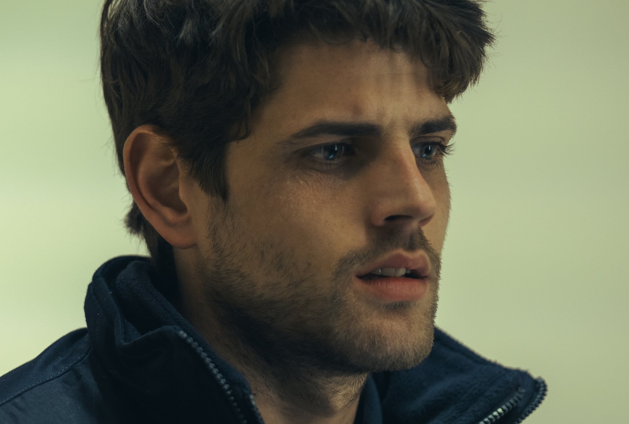 Alberto Olmo como Arón en una escena de la película española "Los creyentes" (Foto: El Desorden Crea / Netflix)