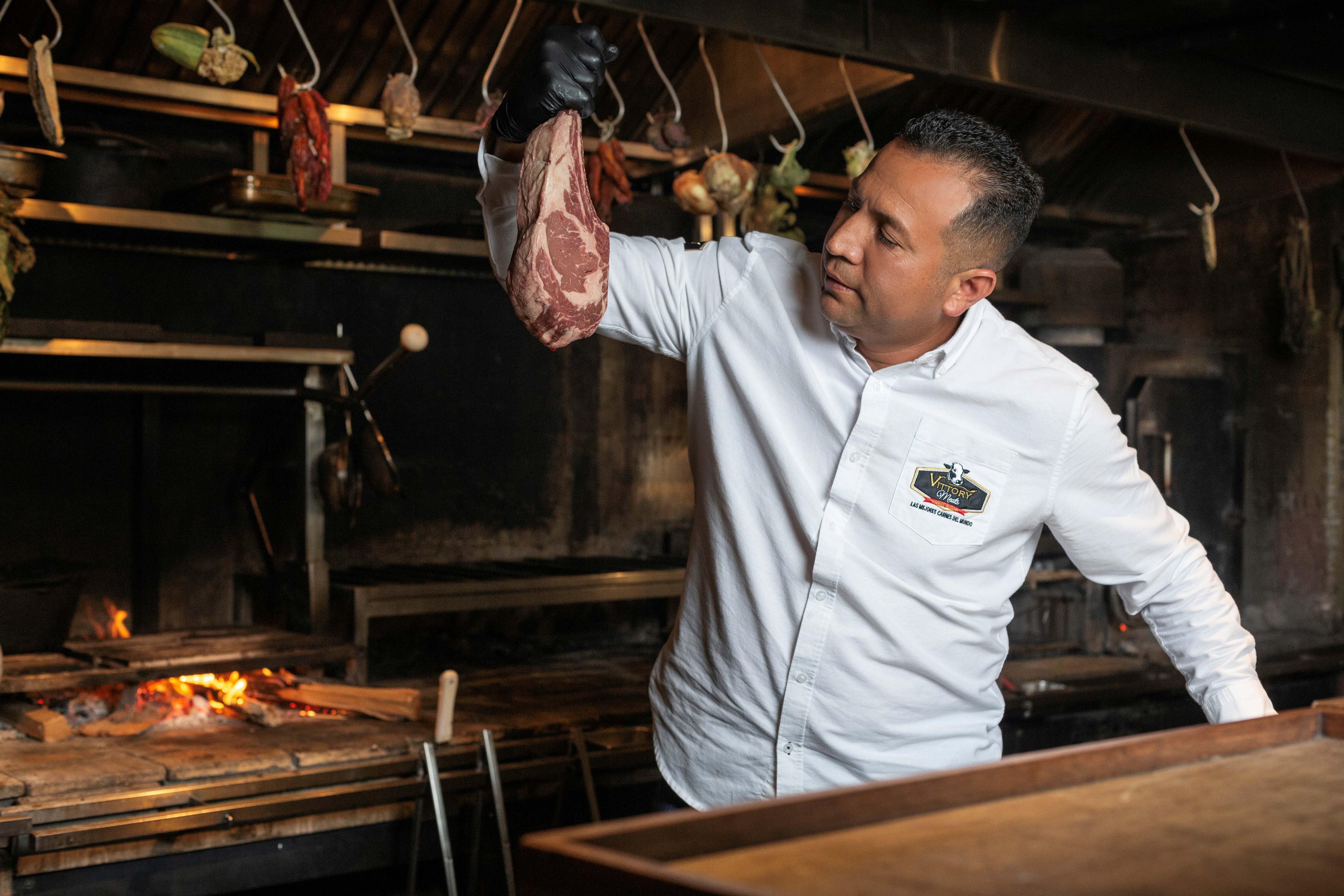 Raúl Cárdenas, fundador de Vittory Meats, uno de los visionarios que ha dedicado 25 años a la importación, selección y difusión de los cortes más excelsos del planeta en el territorio peruano.