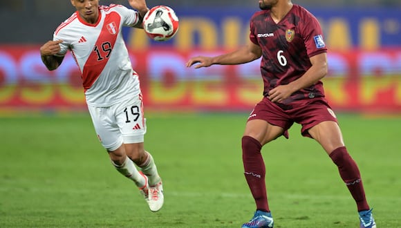 El centrocampista de Perú Yoshimar Yotun (izq.) lucha por el balón con el centrocampista de Venezuela Yangel Herrera durante el partido de fútbol de clasificación para la Copa Mundial de la FIFA 2026 entre Perú y Venezuela en el Estadio Nacional de Lima el 21 de noviembre de 2023. | Crédito: Ernesto Benavides / AFP
