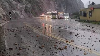 Disponen el cierre total de la Carretera Central por la caída de rocas y tierra