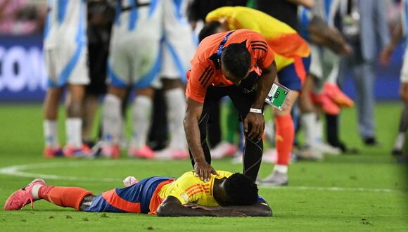 Los jugadores de Colombia se lamentan tras la derrota ante Argentina durante la final de la Copa América 2024. (Foto: Chandan Khanna / AFP)