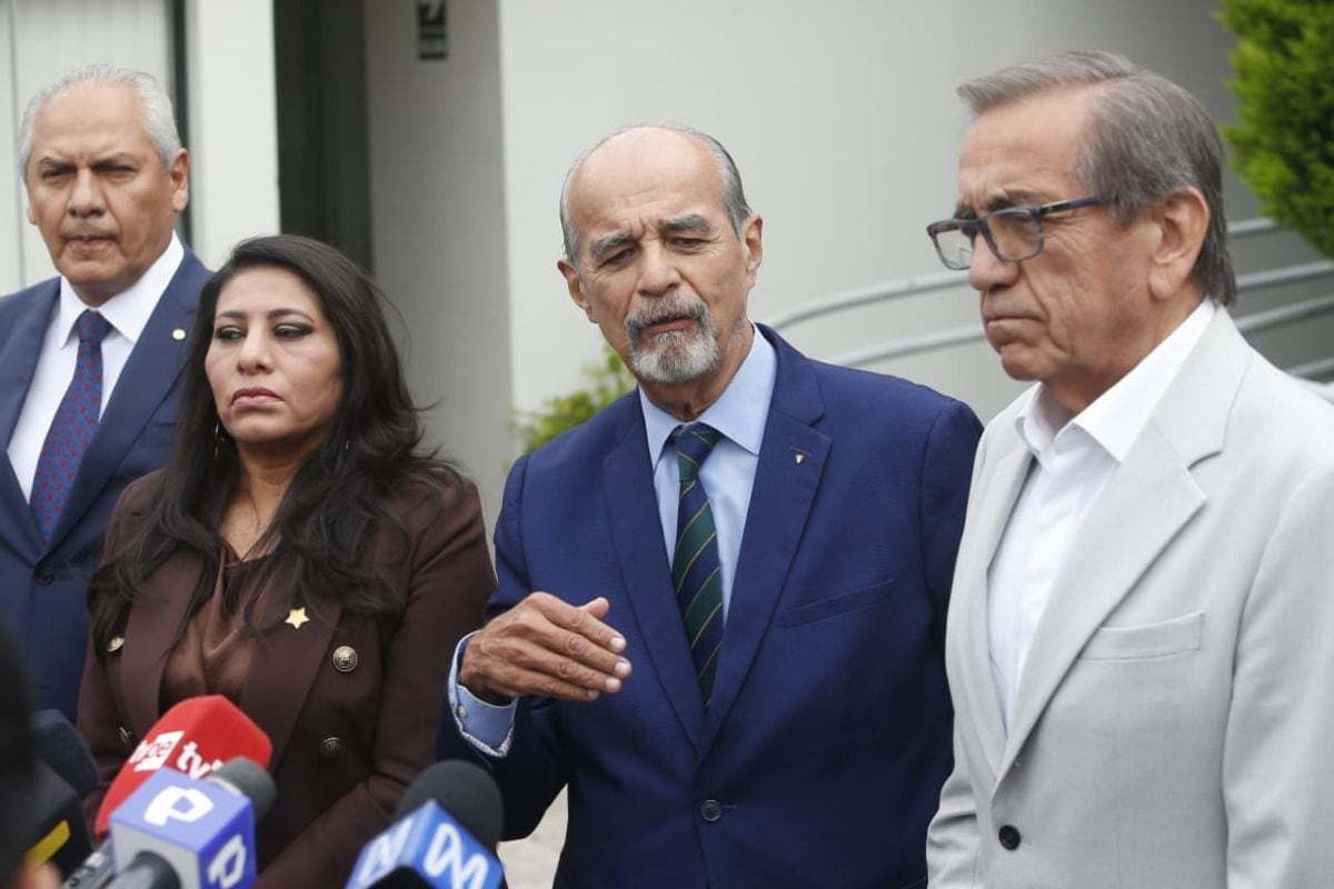 Mauricio Mulder y Jorge del Castillo se reunieron con Keiko Fujimori para dialogar sobre gobernabilidad, economía y el proceso de transferencia de gobierno. Foto: GEC.