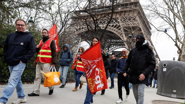 La Torre Eiffel se mantiene cerrada debido a una huelga