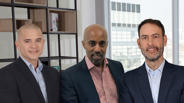 De izquierda a derecha: Wilfredo Martín Koo Urcia, director ejecutivo de Banca en NTT DATA Perú; Randolph McFarlane, jefe de Alianzas (Head of Partnerships) en Thought Machine; y José Manuel Pérez Bajo, socio de Banca y responsable global de Modernización en NTT DATA.