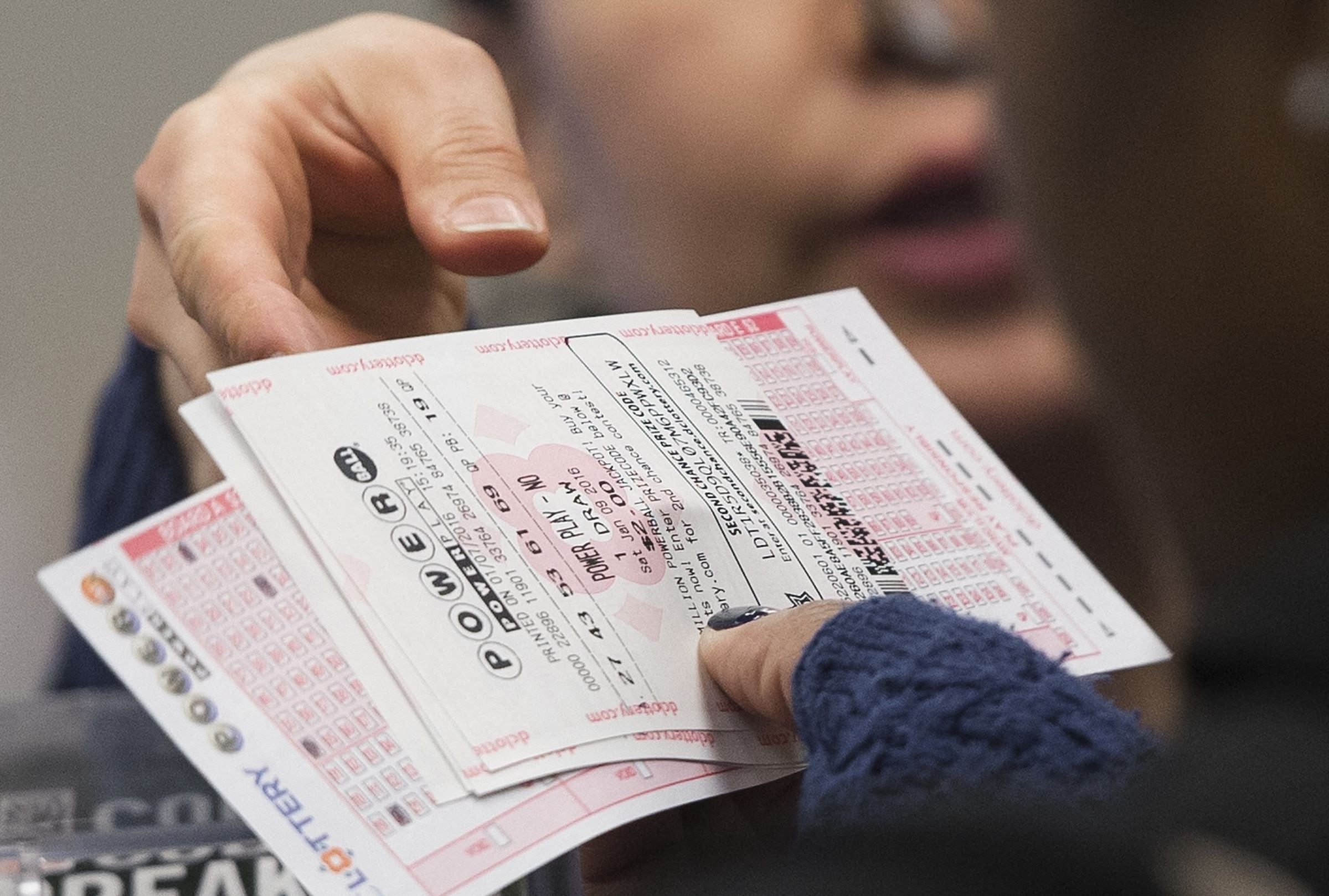 En esta nota conocerás los resultados del sorteo del Powerball del miércoles 24 de enero y descubrir si alguien se quedó con el premio mayor. (Foto: Saul Loeb / AFP)