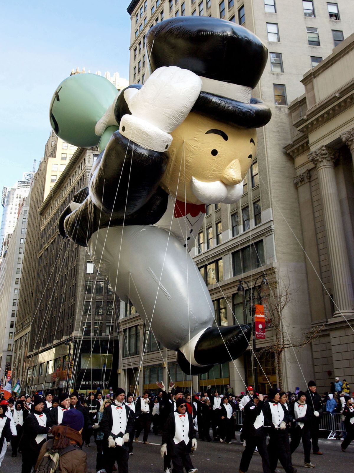 El globo "Mr. Monopoly" recorre Broadway durante el desfile del Día de Acción de Gracias de Macy's el 28 de noviembre de 2002 en Nueva York (Foto: Stan Honda / AFP)